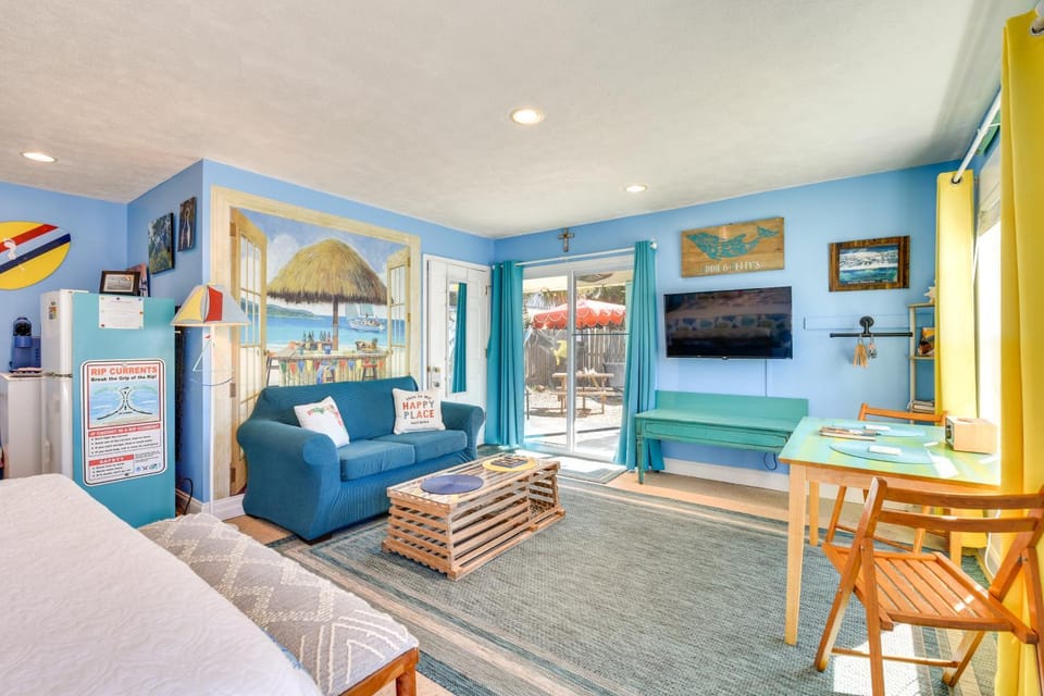 PCB Studio w/ Private Patio: Steps to Beach! Apartment in Lower Grand Lagoon