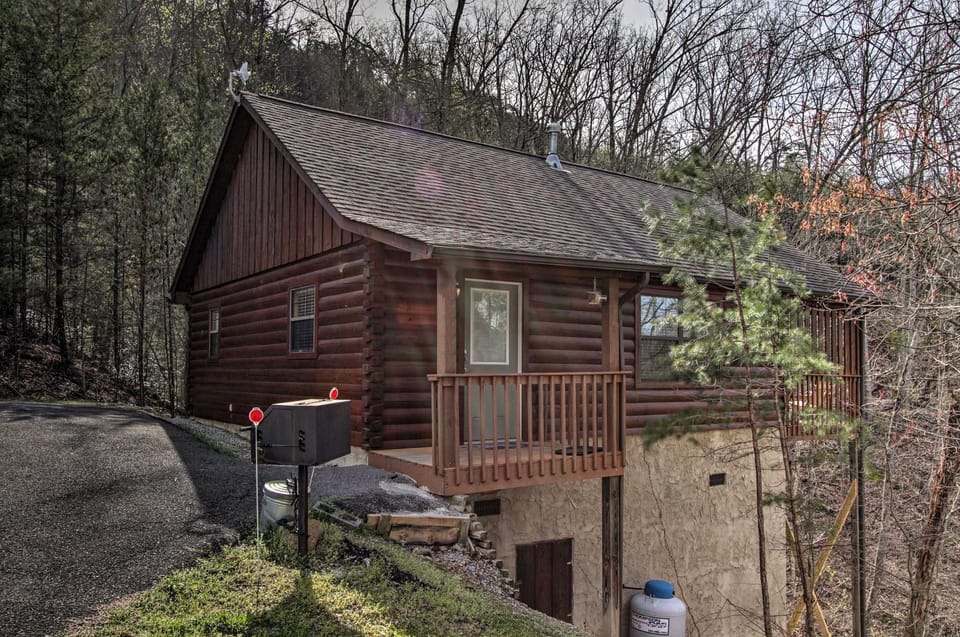 Hidden Springs Cabin w/ Hot Tub, 2 Mi to Dollywood Cabin in Sevier County