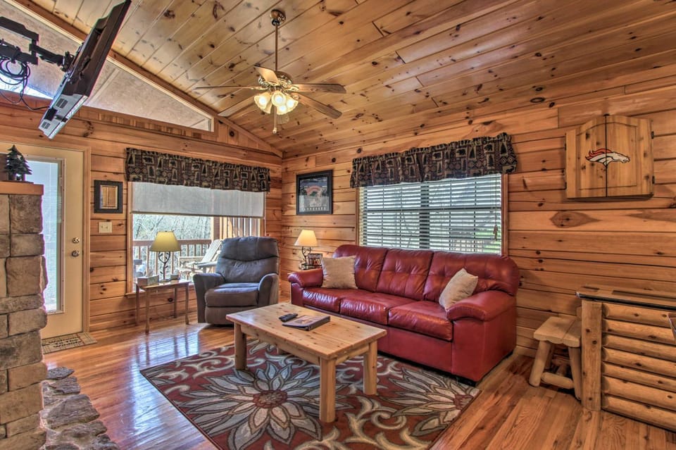 Hidden Springs Cabin w/ Hot Tub, 2 Mi to Dollywood Cabin in Sevier County
