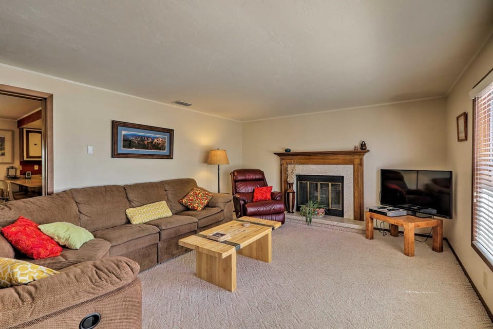 Walk to Rim View Trail: Page Home w/ Deck & Yard House in Page