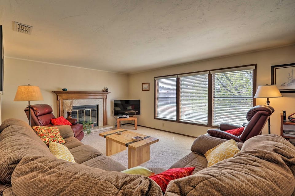 Walk to Rim View Trail: Page Home w/ Deck & Yard House in Page