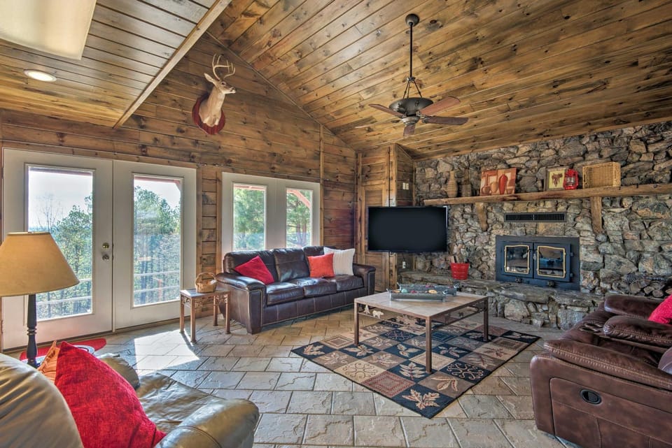 Broken Bow Mountaintop Home w/ Hot Tub! House in Oklahoma