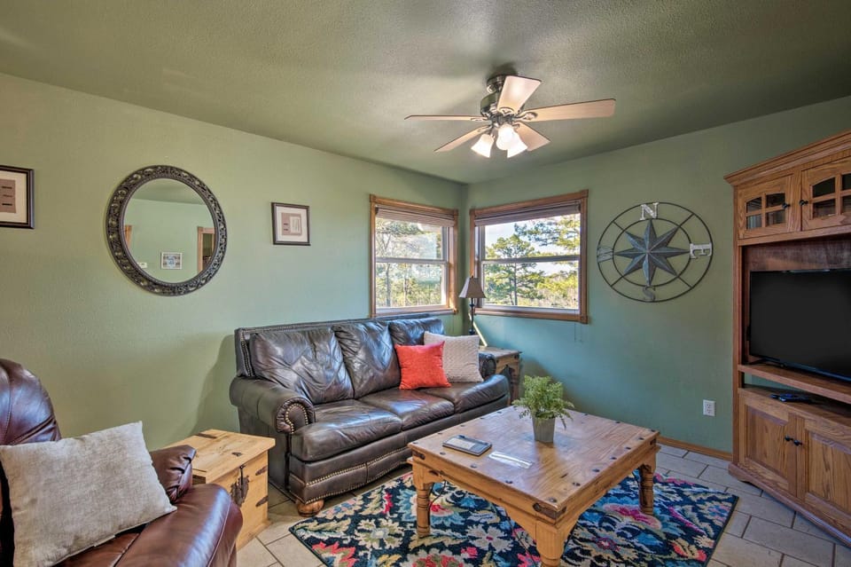 Broken Bow Cottage w/ Deck, Hot Tub & Fire Pit! House in Oklahoma