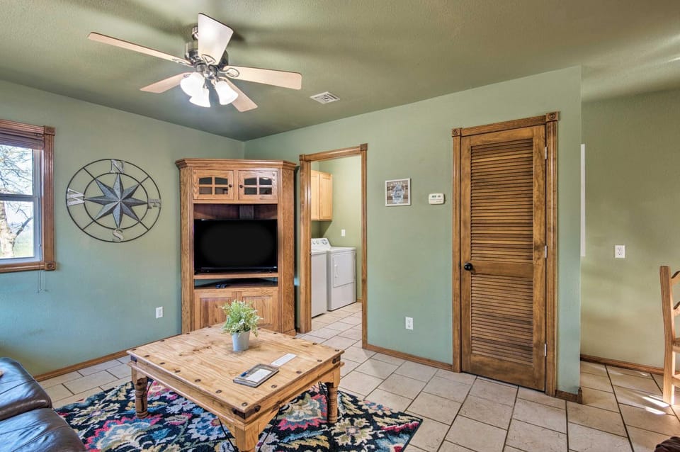 Broken Bow Cottage w/ Deck, Hot Tub & Fire Pit! House in Oklahoma