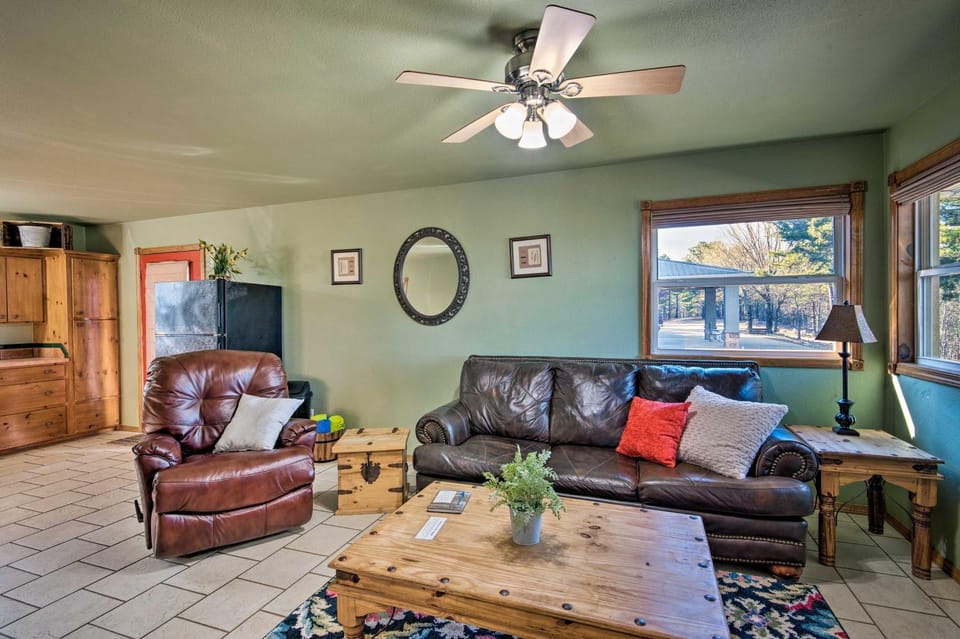 Broken Bow Cottage w/ Deck, Hot Tub & Fire Pit! House in Oklahoma