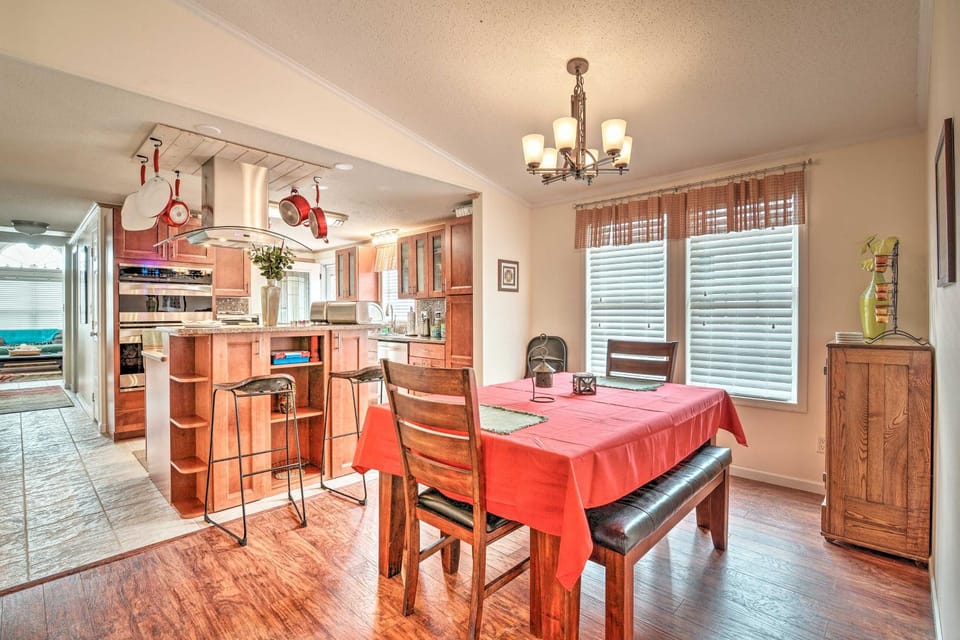 Surfside Beach Home w/ Resort Perks: Walk to Beach House in Garden City