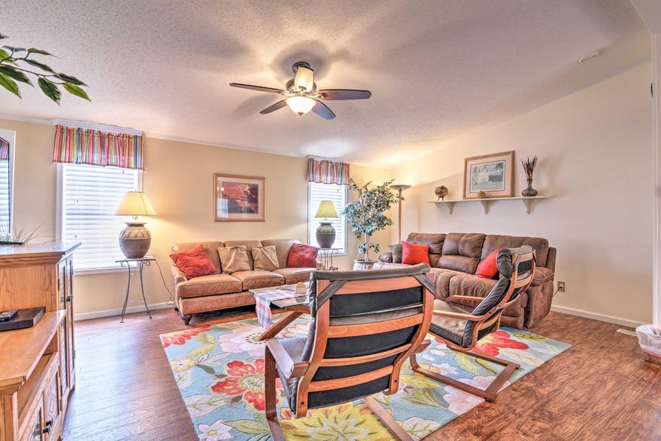 Surfside Beach Home w/ Resort Perks: Walk to Beach House in Garden City