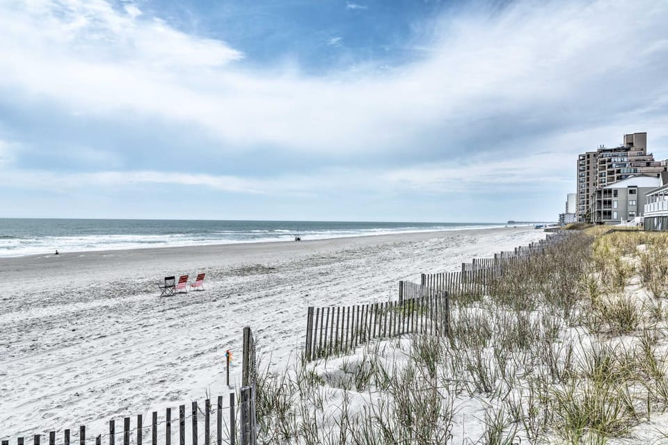 Surfside Beach Home w/ Resort Perks: Walk to Beach House in Garden City