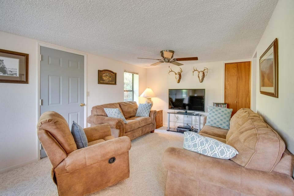 2-Level Home w/ Deck: 1/2 Mi to Lake McConaughy! House in Nebraska
