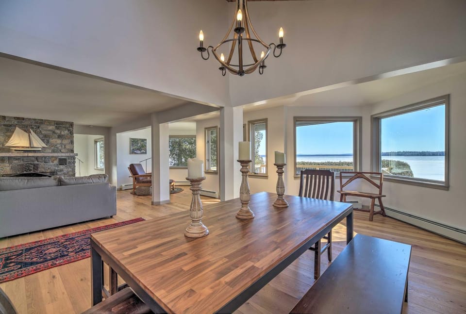 Family Lakehouse w/ Deck + Beach on Lake Champlain House in Lake Champlain