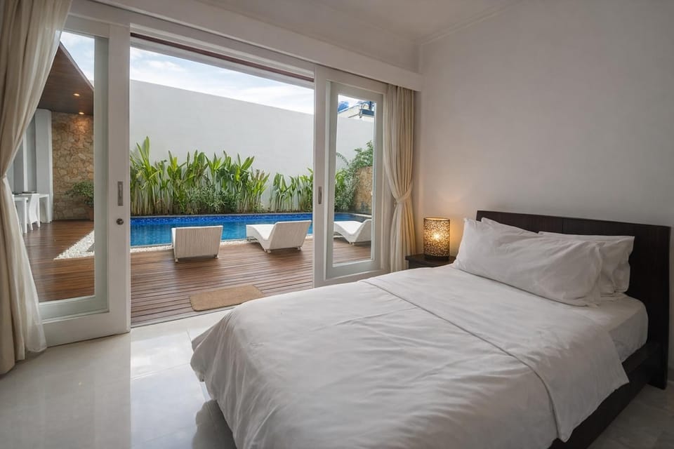 Bed, Photo of the whole room, Bedroom, Pool view, Swimming pool, towels