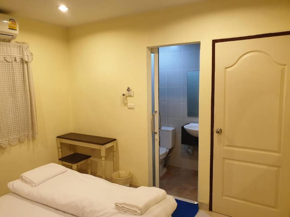 Papermoon Guesthouse Bed and Breakfast in Bangkok