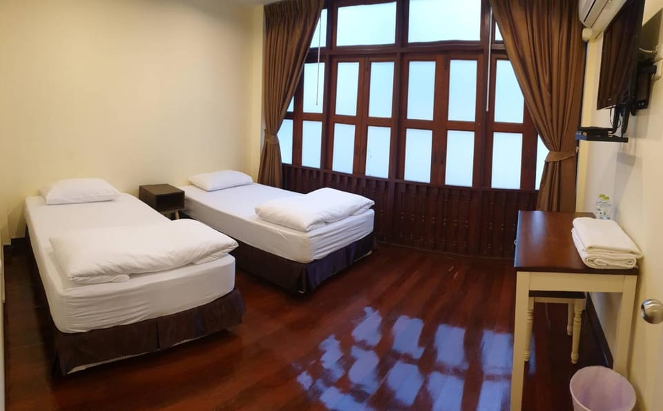 Papermoon Guesthouse Bed and Breakfast in Bangkok
