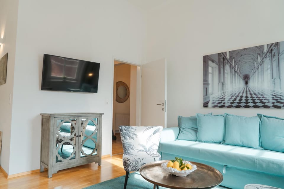 Communal lounge/ TV room, TV and multimedia, Living room, Seating area