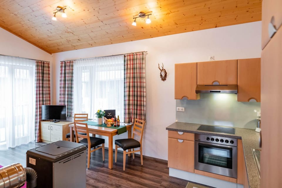 TV and multimedia, Kitchen or kitchenette, Dining area, kitchen