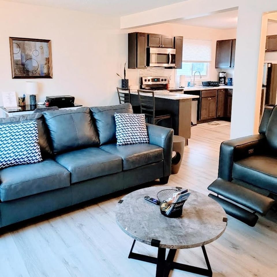 Kitchen or kitchenette, Living room, Seating area, Dining area