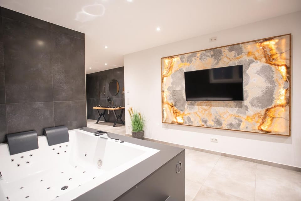 Hot Tub, TV and multimedia