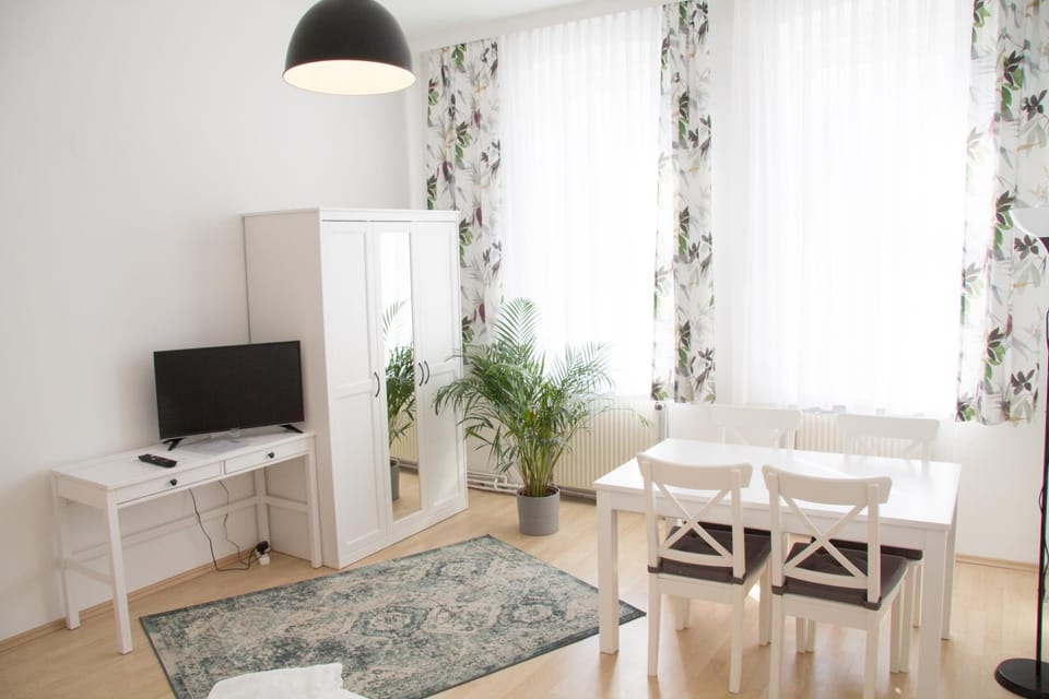 TV and multimedia, Living room, Photo of the whole room, Dining area