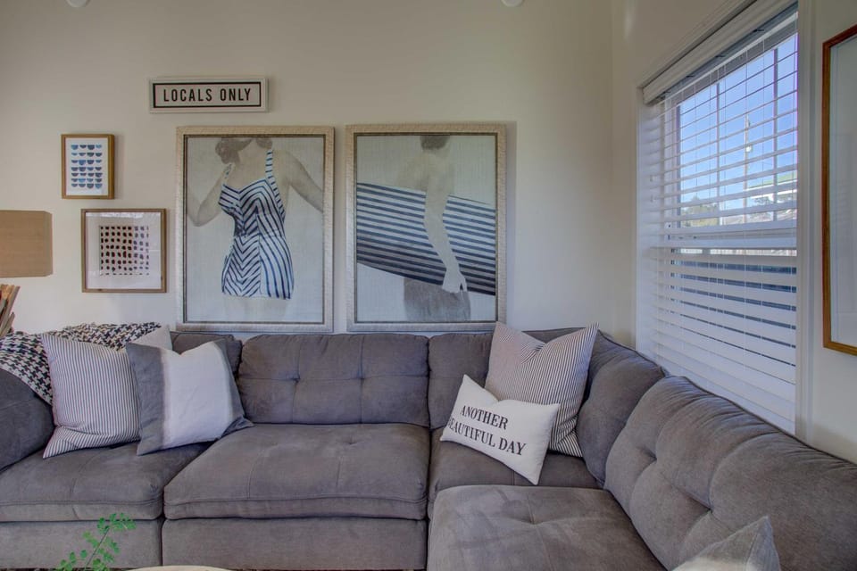 Walk to Ocean! Chic Summer House Cottage House in Pacific Beach