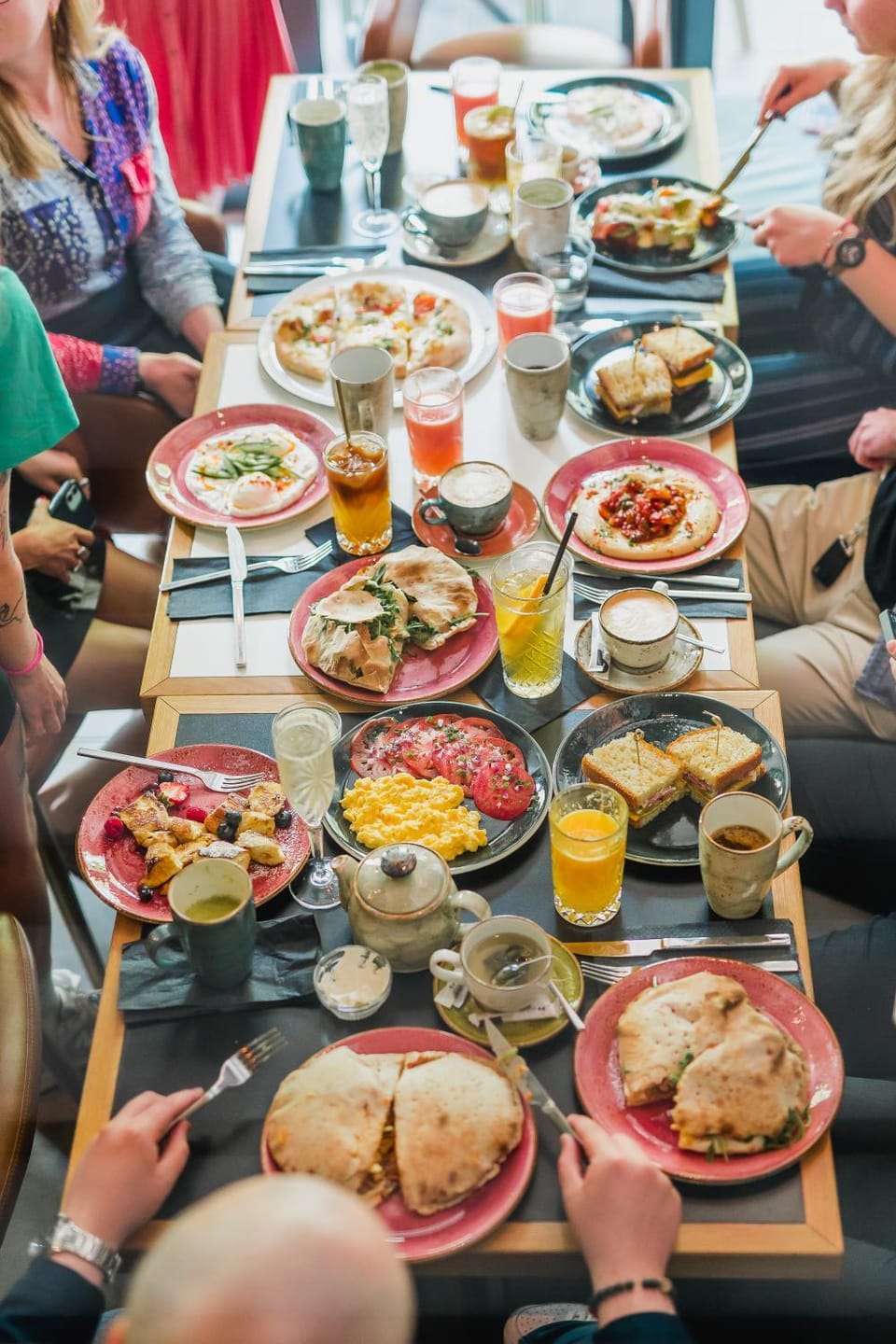 Restaurant/places to eat, People, Food and drinks, Food, Breakfast, Drinks, group of guests