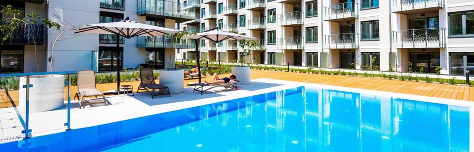 Property building, Day, Swimming pool, Swimming pool, sunbed