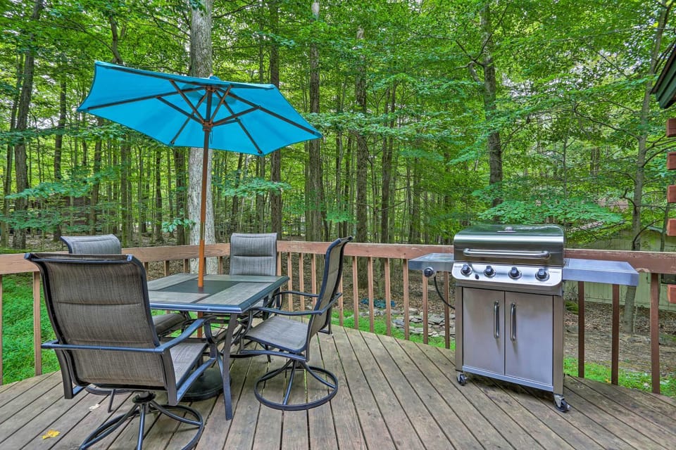Pocono Log Cabin: Fireplace, Fire Pits & Amenities Cabin in Coolbaugh Township