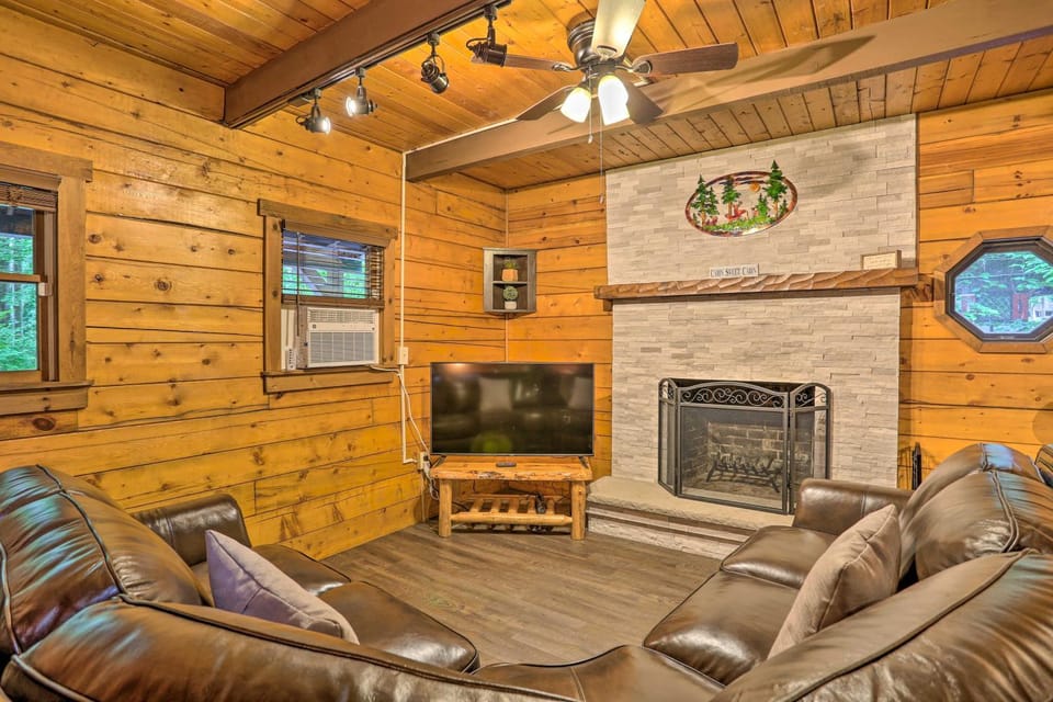 Pocono Log Cabin: Fireplace, Fire Pits & Amenities Cabin in Coolbaugh Township
