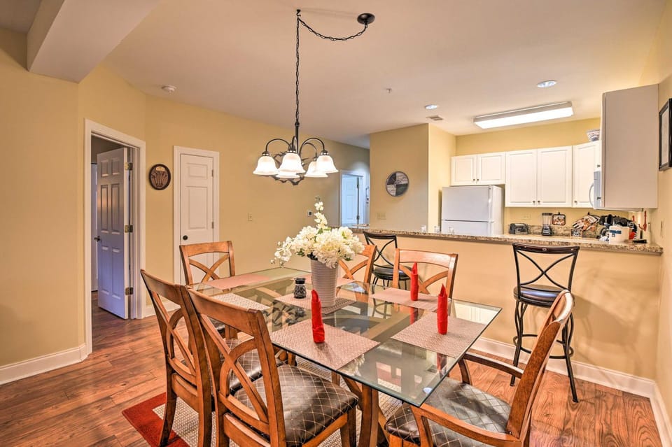 6 Mi to Boardwalk Condo with Pool in Myrtle Beach Apartment in Carolina Forest