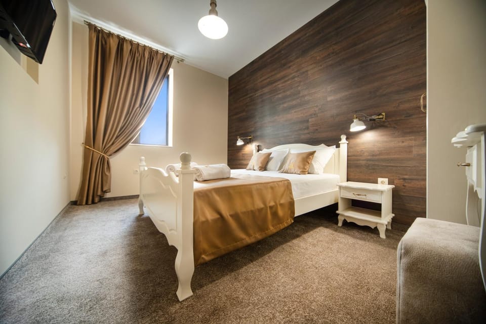 Bed, TV and multimedia, View (from property/room), Photo of the whole room, Seating area, Bedroom, furniture, towels