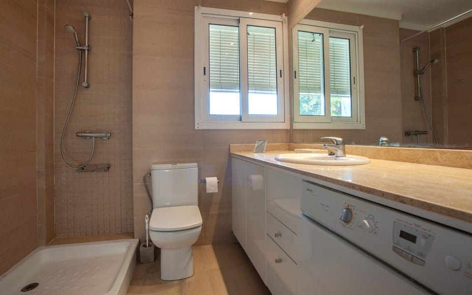 Shower, Property building, Day, Winter, Golfcourse, Horse-riding, Minigolf, Snorkeling, Squash, Bathroom, Photo of the whole room, Tennis court, Windsurfing, Canoeing, Hiking, Cycling, Diving, On site, Swimming pool, Family