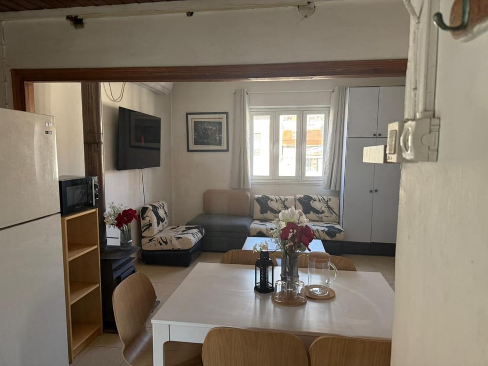 TV and multimedia, Seating area, Dining area