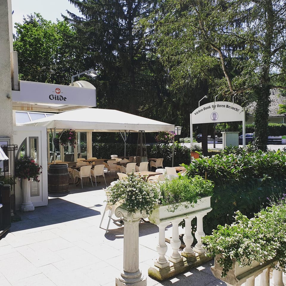 Restaurant/places to eat, Food and drinks