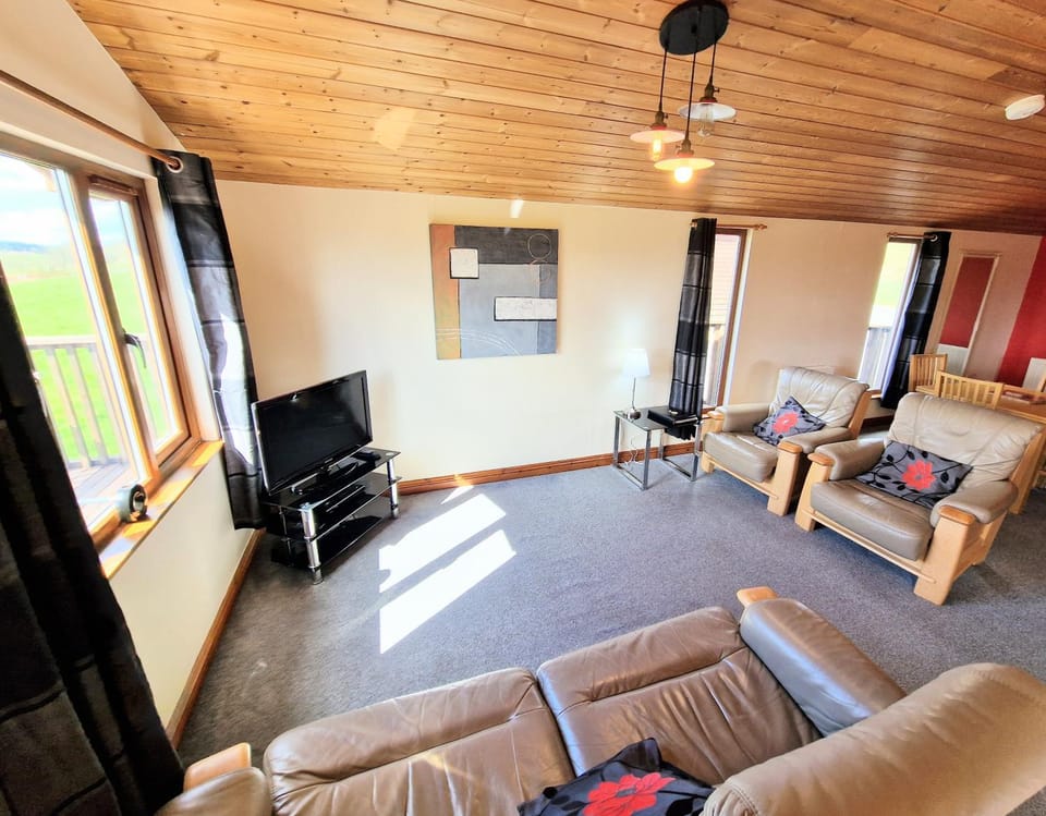 Communal lounge/ TV room, TV and multimedia, Living room, Seating area, Evening entertainment