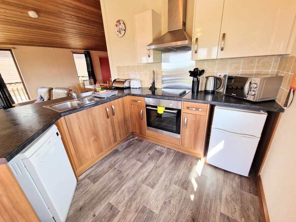 Lomond 4 with Private Hot Tub - Fife - Loch Leven - Lomond Hills Chalet in Scotland