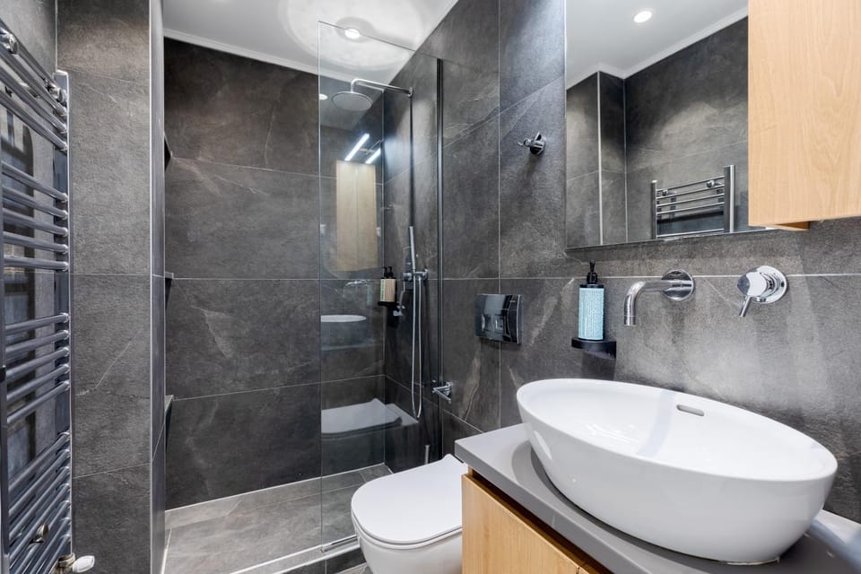 Shower, Toilet, Bathroom, towels