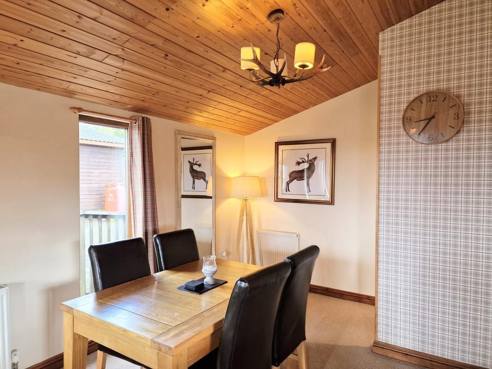 Lomond 5 with Private Hot Tub - Fife - Loch Leven - Lomond Hills - Pet Friendly Chalet in Scotland