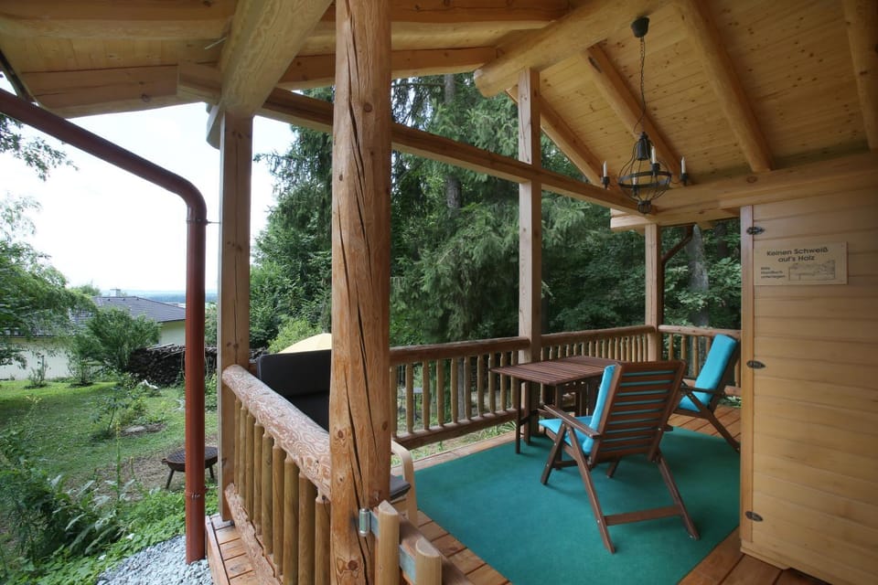 Blockhaus Chalet mit beheizbarem Badefass und Infrarotsauna auf der Terrasse Chalet in Hungary