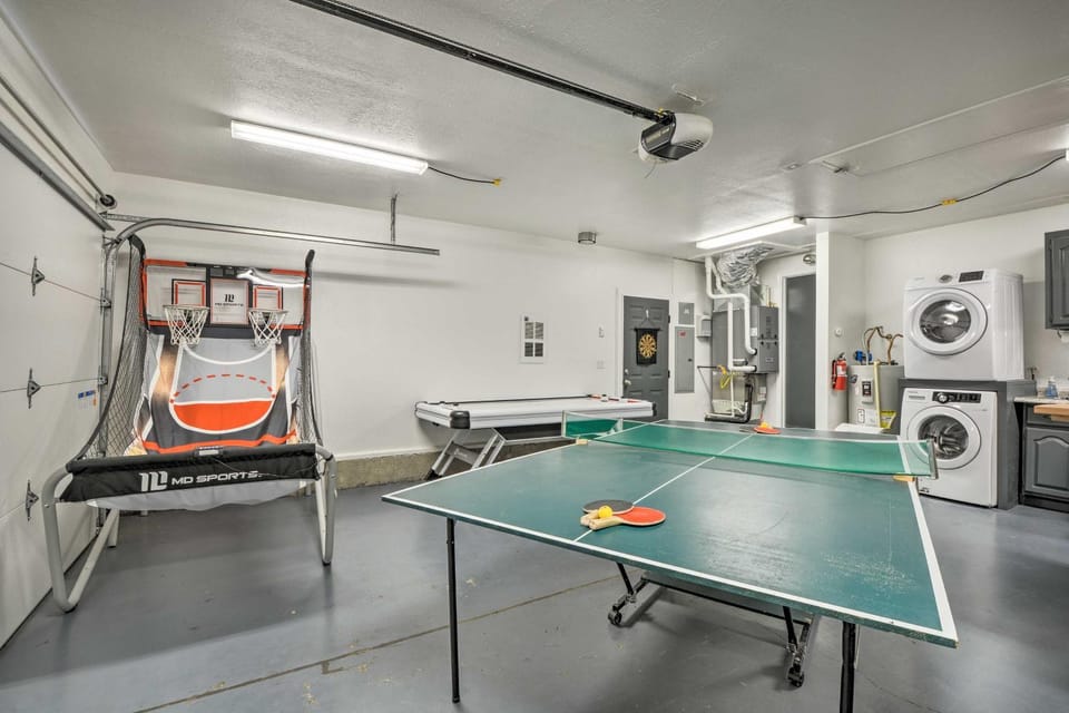 Game Room Fun! Medford Family Retreat House in Medford