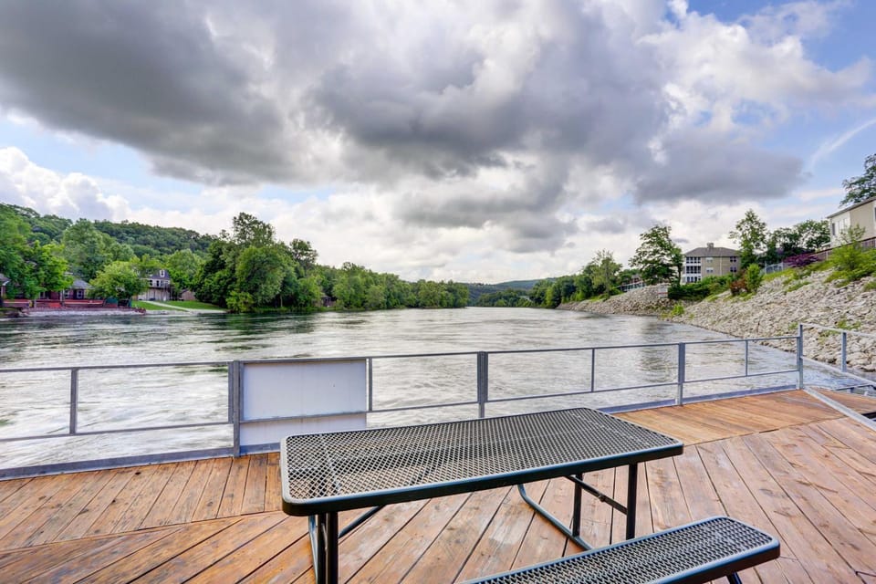 4 Mi to Strip: Cozy Lake-View Retreat in Branson House in Branson