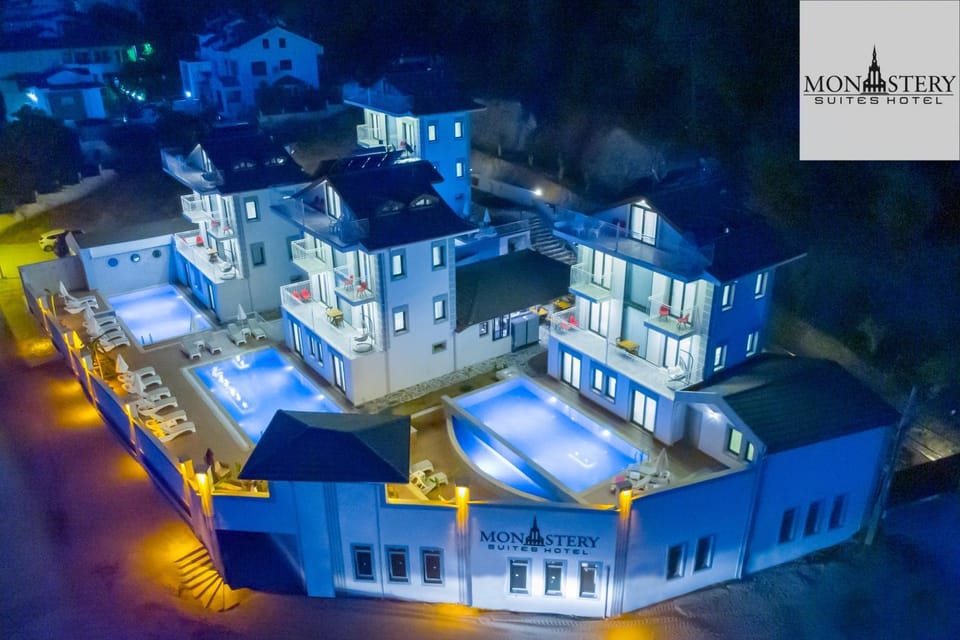 Property building, Patio, Bird's eye view, Balcony/Terrace, Lounge or bar, City view, Mountain view, Pool view, Swimming pool, Alcoholic drinks, Non alcoholic drinks, Certificate/Award, Family