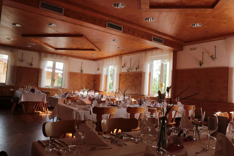 Restaurant/places to eat, Banquet/Function facilities