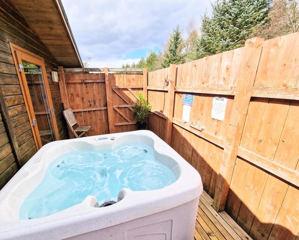 Lomond 6 with Private Hot Tub - Fife - Loch Leven - Lomond Hills Chalet in Scotland