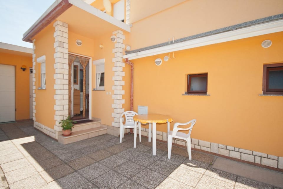 Patio, Facade/entrance