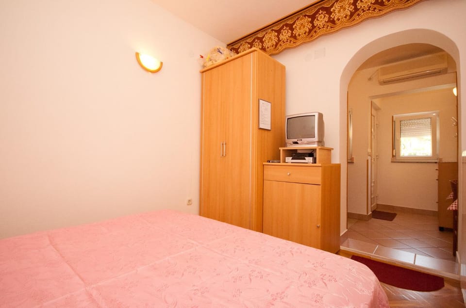 Bed, TV and multimedia, Bedroom