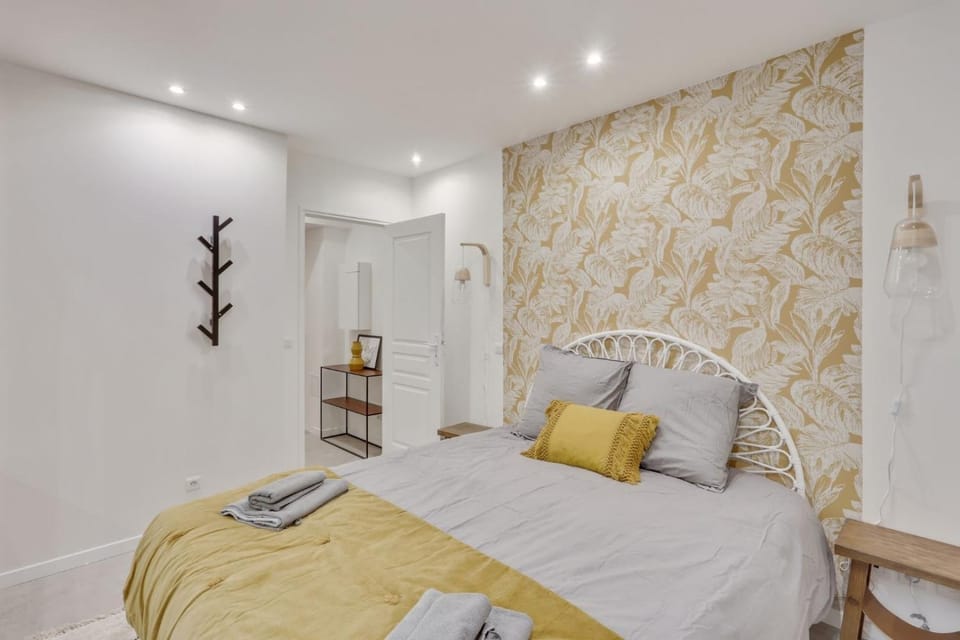 Bed, Bedroom, towels