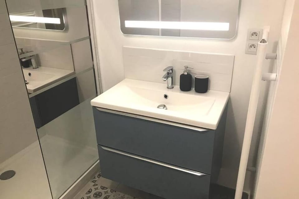 5 pers , 2 chambres Mourillon , Plages à pied , Parking , Ferry Corse Apartment in Toulon