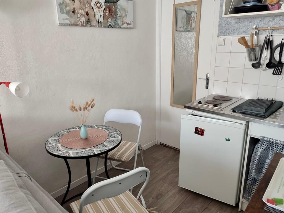 Kitchen or kitchenette, Dining area, stove