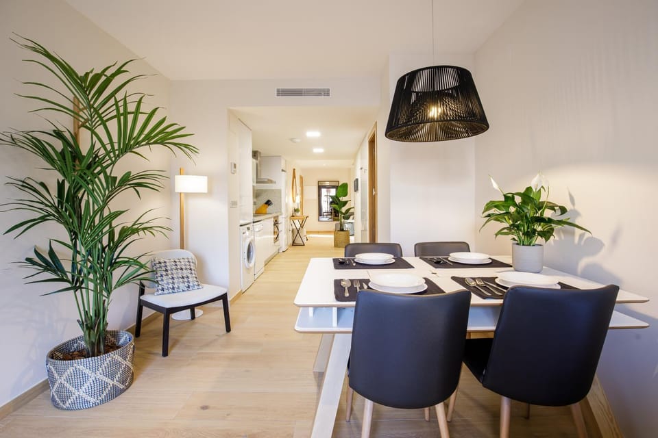 Photo of the whole room, Dining area