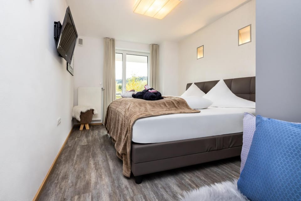View (from property/room), View (from property/room), Living room, Seating area, Bedroom