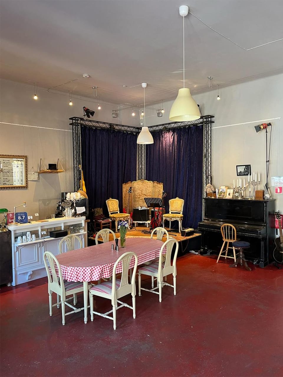 Restaurant/places to eat, Lounge or bar